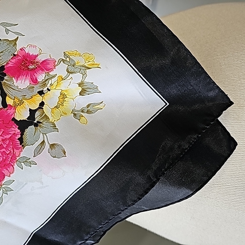 Beautiful women's 34" square scarf. Water silk 💯 % polyester. Rn#76541 - Picture 3 of 5